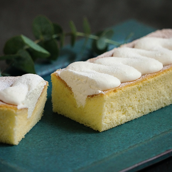 熊本の米粉・クリームチーズを使い、爽やかで優しい味わいにしあげたシフォンケーキ。